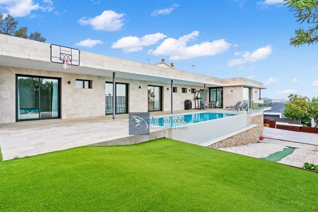 Chalet de 4 habitaciones en Platja d'Aro, Castell-Platja d'Aro en venta con piscina garaje - 1.450.000 € (Ref: 9118377)