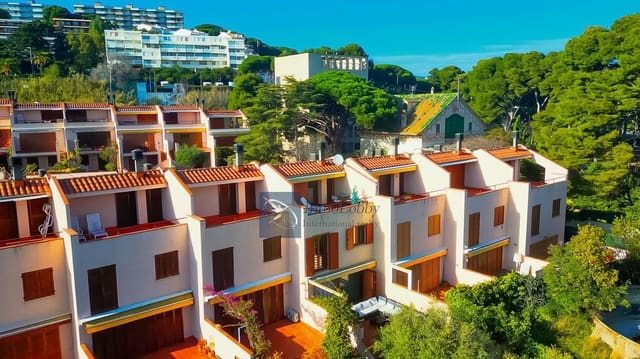 Pareado de 3 habitaciones en Sant Feliu de Guíxols en venta con piscina garaje - 800.000 € (Ref: 9136443)