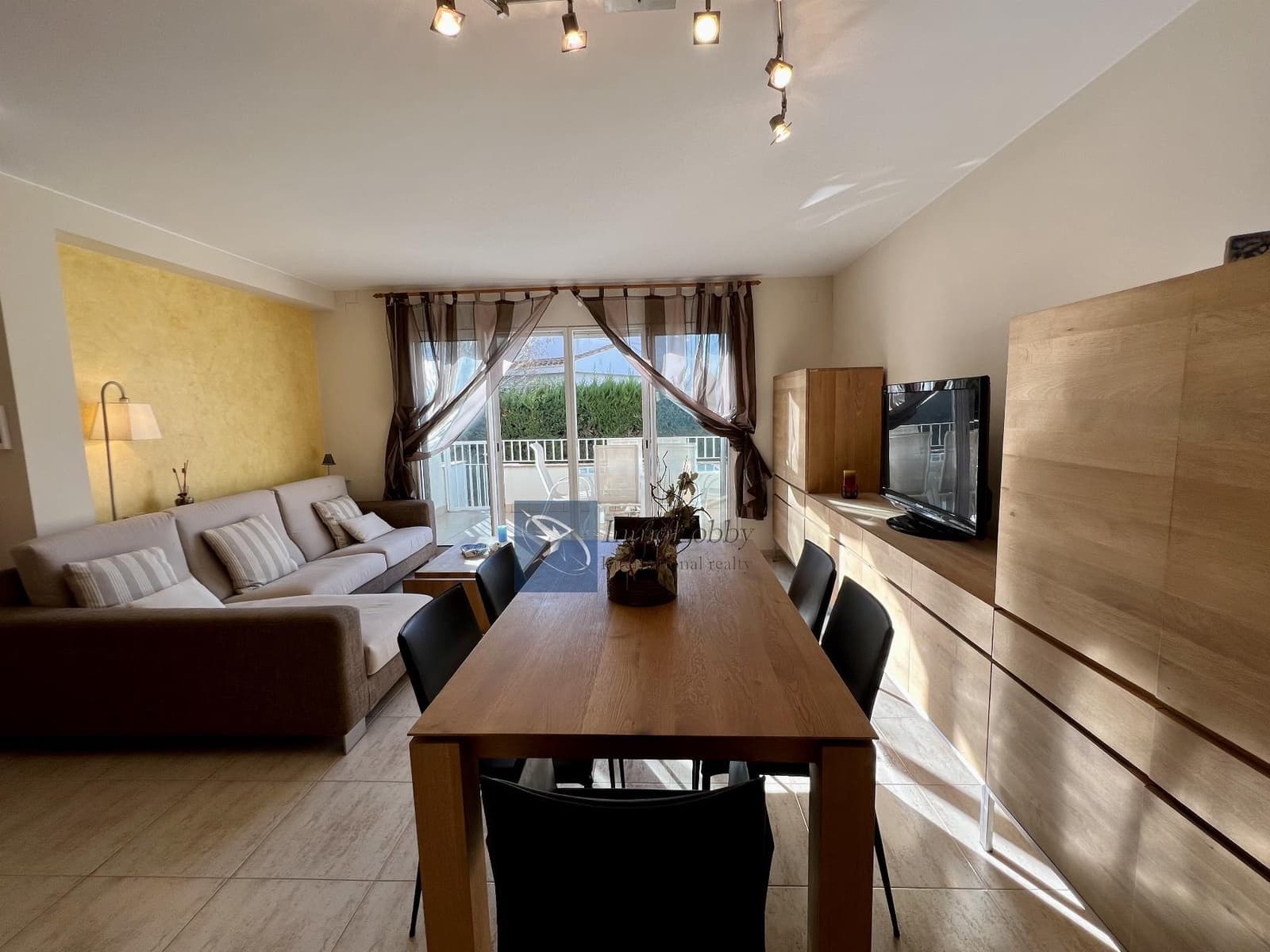 3 soveværelse Byhus til leje i S'Agaro med swimmingpool garage - € 2.000 (Ref: 9363480)