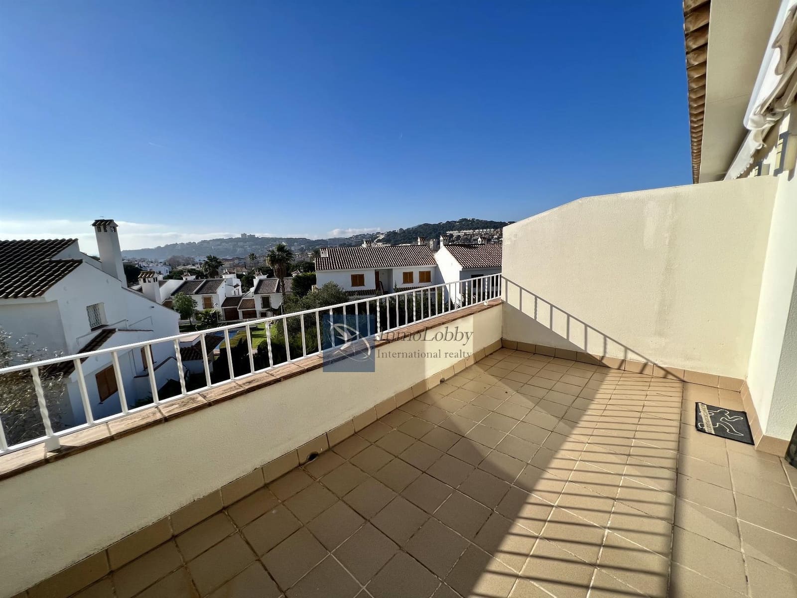 3 soveværelse Byhus til leje i S'Agaro med swimmingpool garage - € 2.000 (Ref: 9363480)