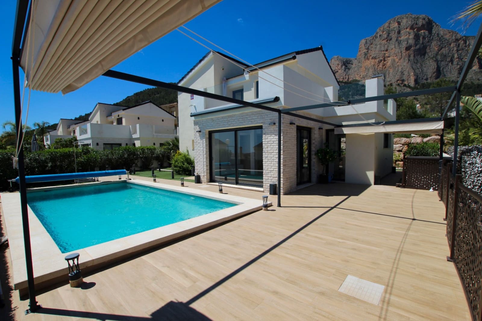 3 bedroom Villa for sale in Polop with pool garage - € 559,000 (Ref: 10039200)