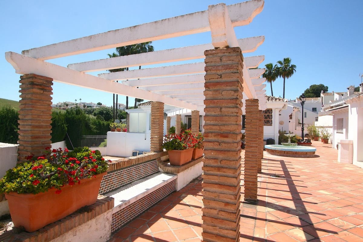 2 bedroom Villa for sale in Cerro del Aguila with pool - € 295,000 (Ref: 9589628)