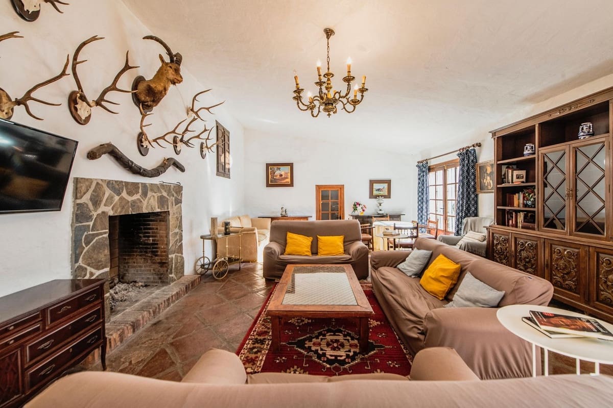 16 soveværelse Finca/Landehus til salg i Malaga by med swimmingpool - € 2.650.000 (Ref: 9589696)