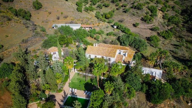 16 soveværelse Finca/Landehus til salg i Málaga by med swimmingpool - € 2.650.000 (Ref: 9589696)