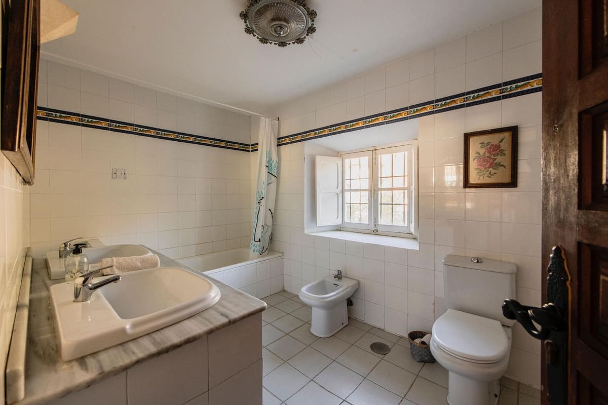 16 soveværelse Finca/Landehus til salg i Malaga by med swimmingpool - € 2.650.000 (Ref: 9589696)