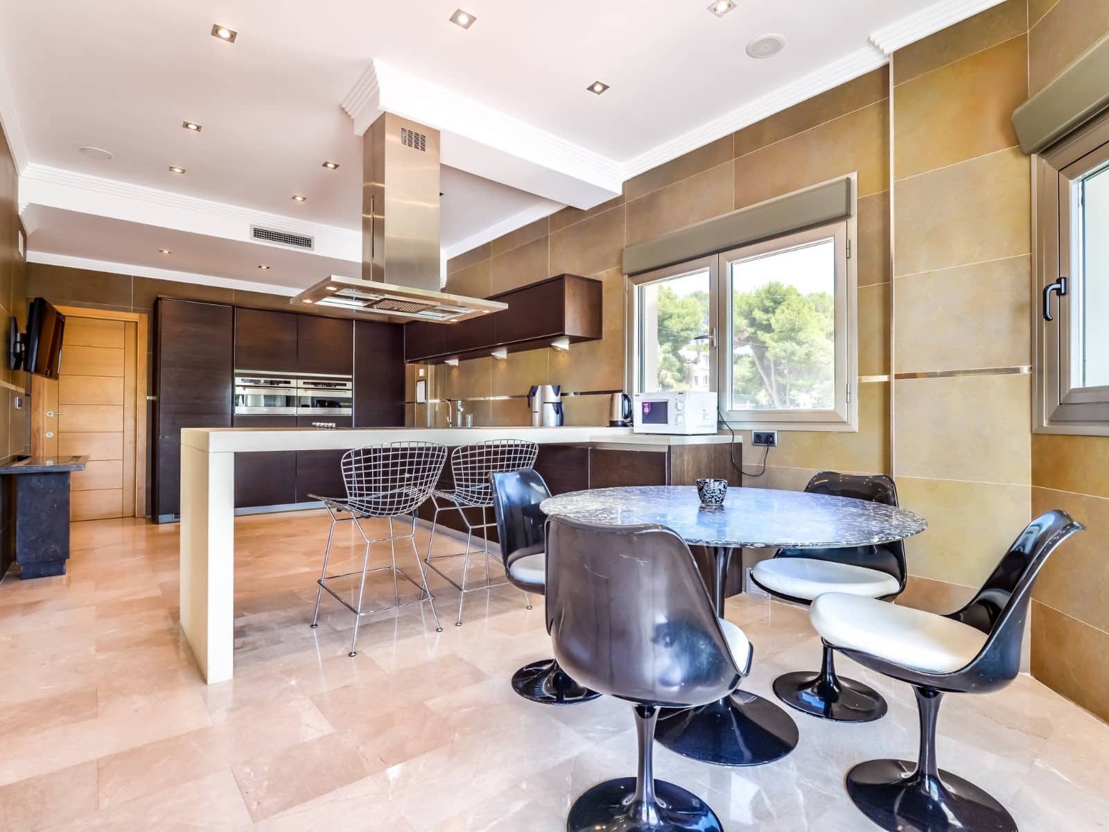 5 bedroom Villa for sale in Benissa with pool garage - € 1,699,999 (Ref: 9589704)