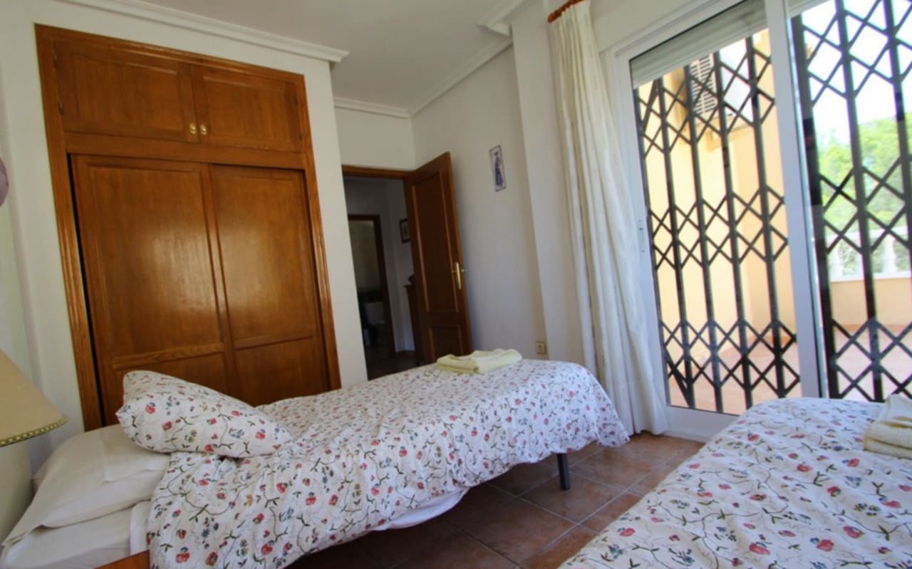 4 quarto Moradia para venda em Villamartin - 345 000 € (Ref: 9589900)