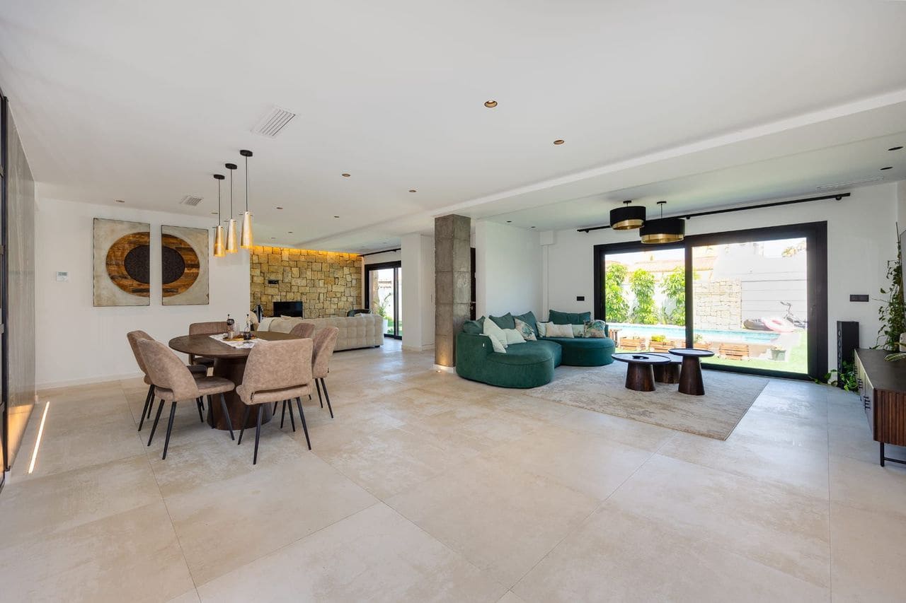 5 bedroom Villa for sale in Torrevieja - € 1,250,000 (Ref: 9589911)