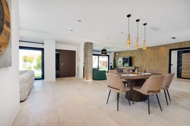 5 bedroom Villa for sale in Torrevieja - € 1,250,000 (Ref: 9589911)