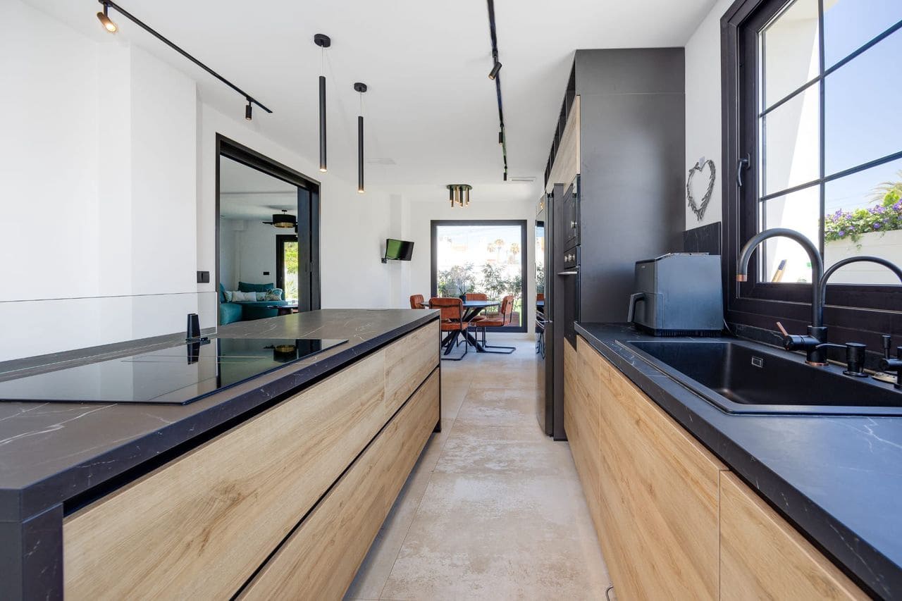 5 bedroom Villa for sale in Torrevieja - € 1,250,000 (Ref: 9589911)