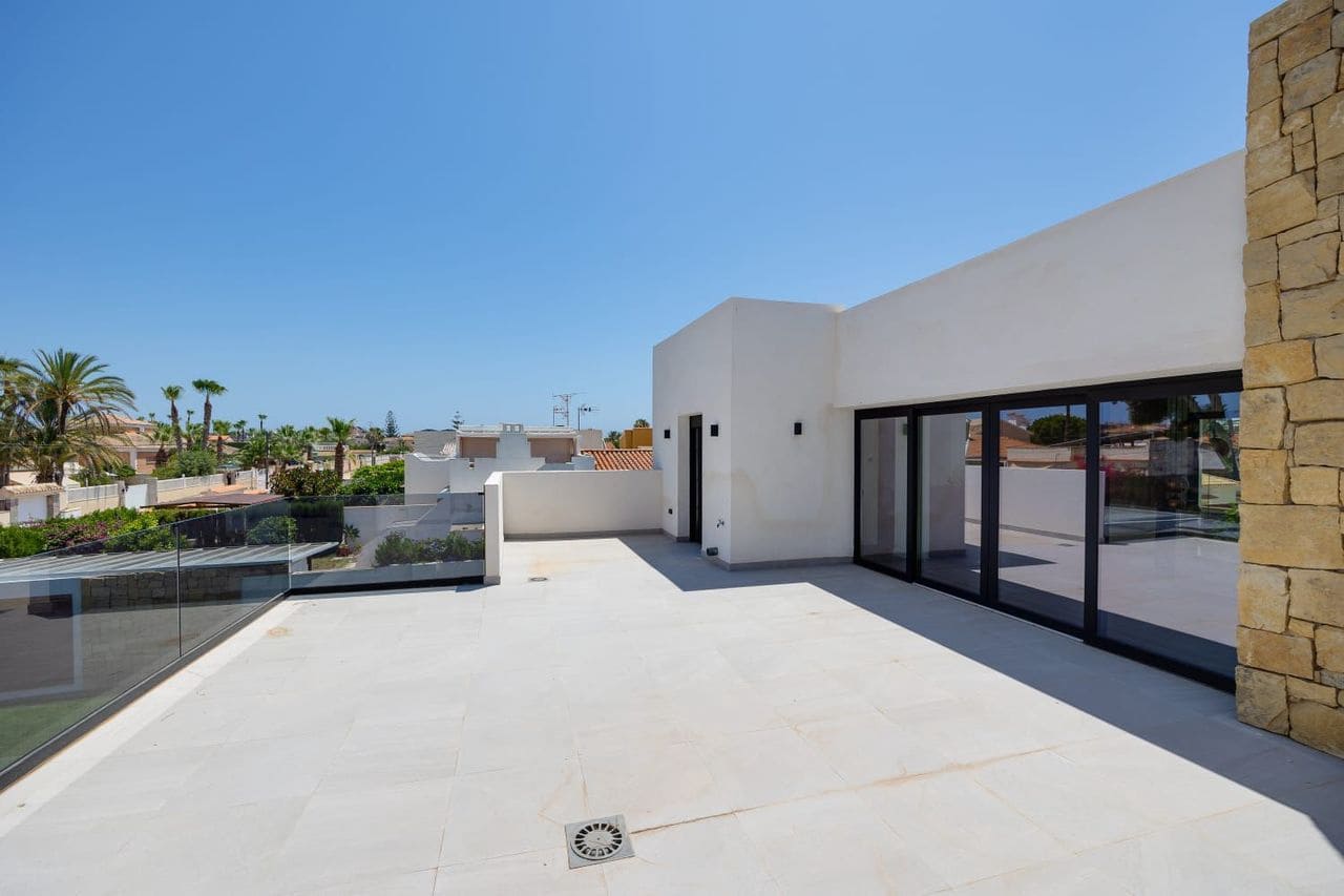 5 bedroom Villa for sale in Torrevieja - € 1,250,000 (Ref: 9589911)