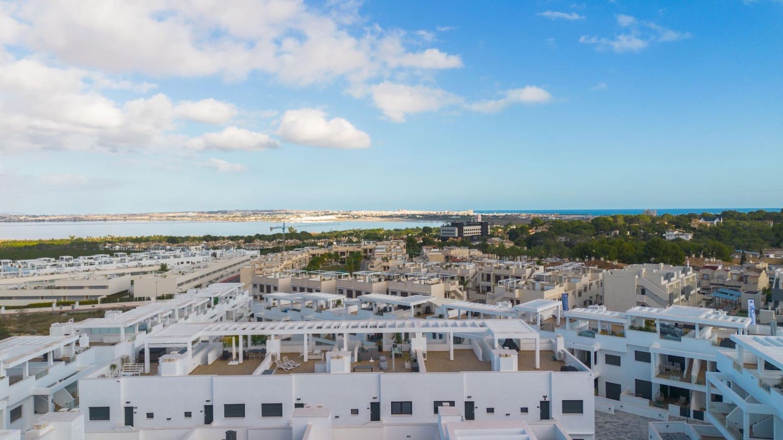 2 makuuhuone Bungalow myytävänä paikassa Torrevieja mukana uima-altaan - 363 000 € (Ref: 9589914)