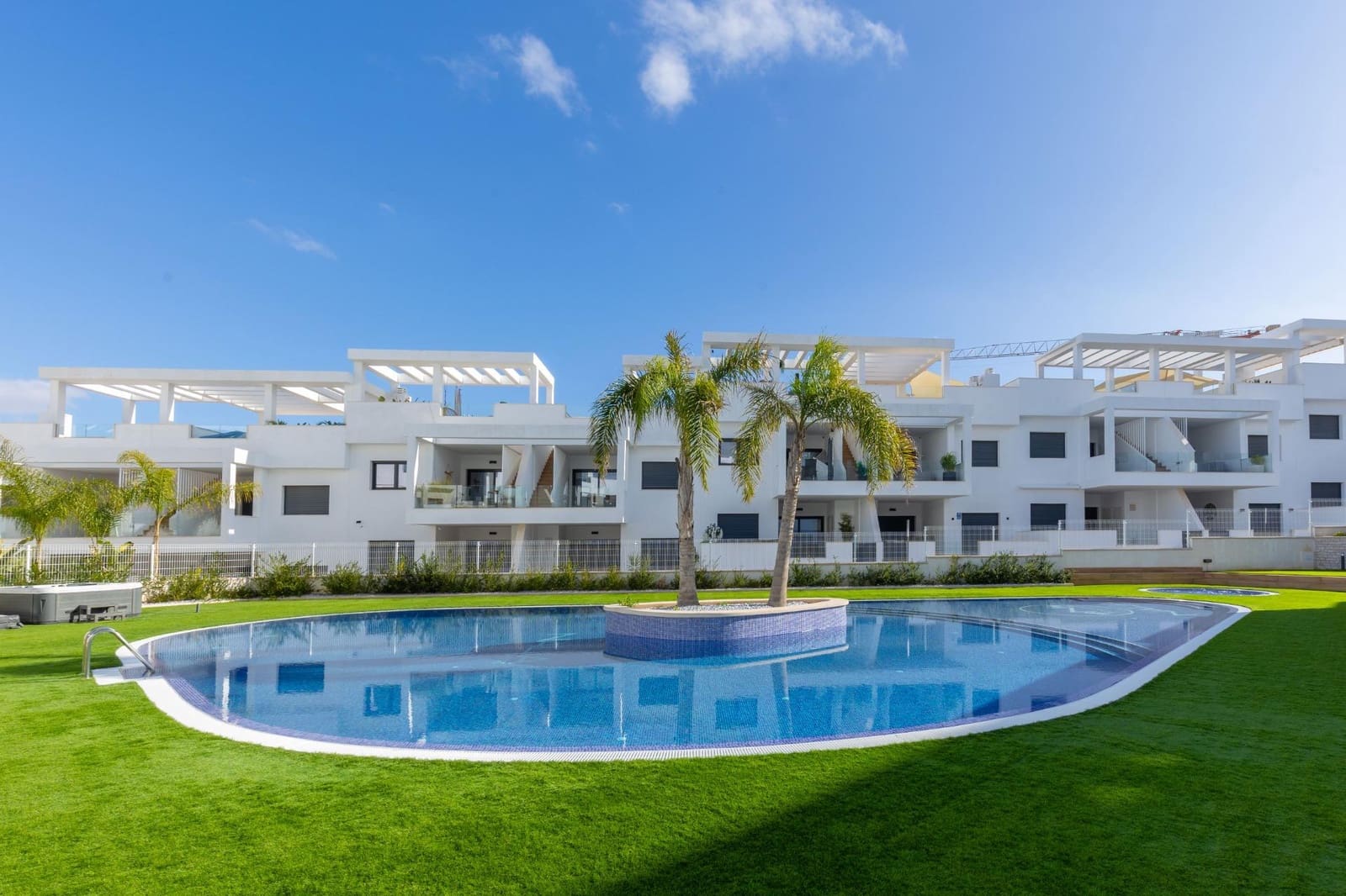 2 makuuhuone Bungalow myytävänä paikassa Torrevieja mukana uima-altaan - 363 000 € (Ref: 9589914)