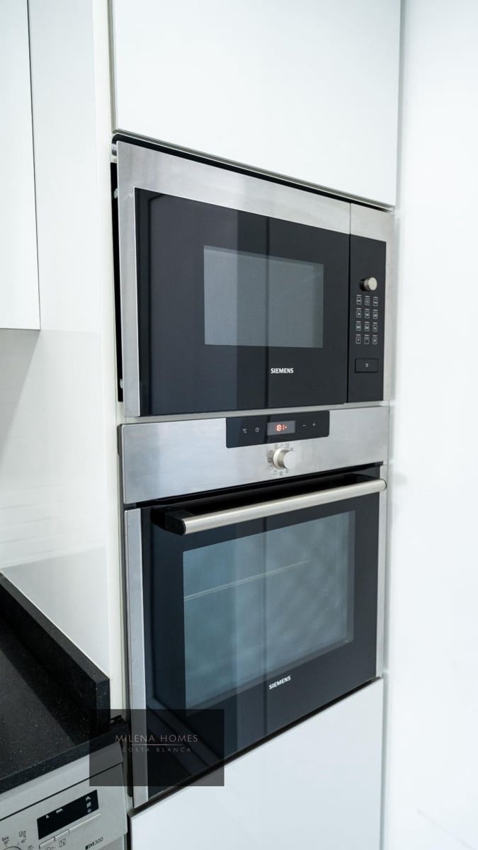 3 slaapkamer Appartement te koop in Torrevieja met zwembad garage - € 810.000 (Ref: 9589982)