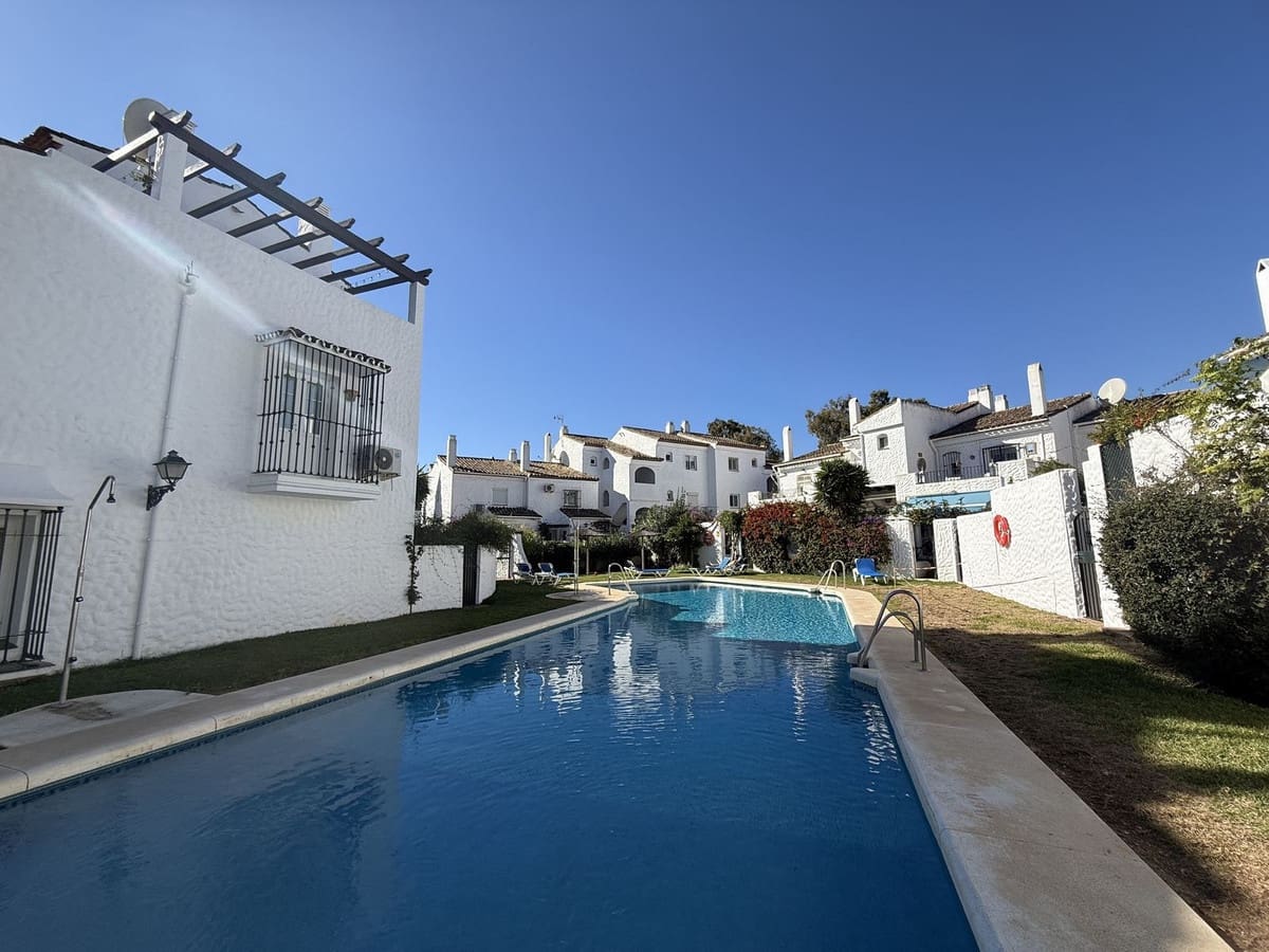 3 bedroom Townhouse for sale in El Paraiso with pool garage - € 495,000 (Ref: 9590094)