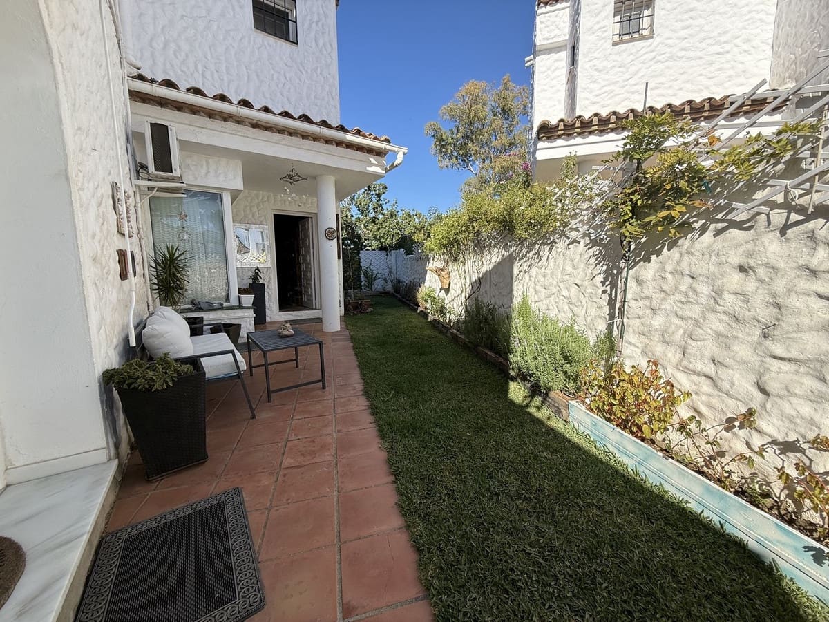 3 bedroom Townhouse for sale in El Paraiso with pool garage - € 495,000 (Ref: 9590094)