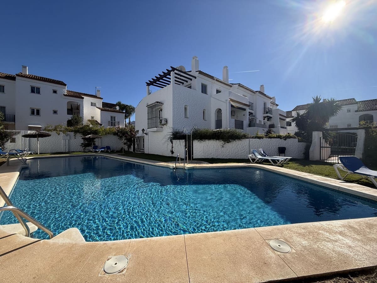 3 bedroom Townhouse for sale in El Paraiso with pool garage - € 495,000 (Ref: 9590094)