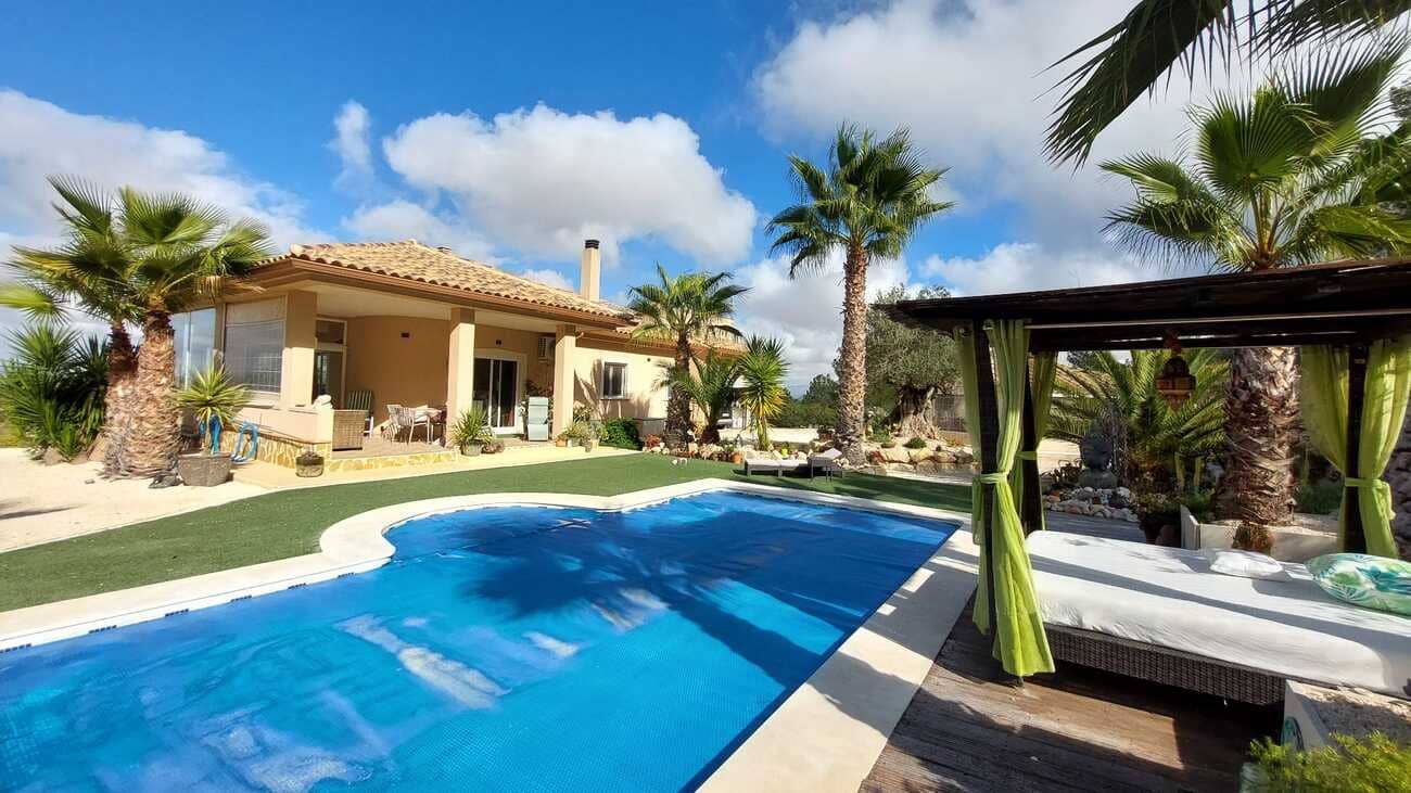 2 bedroom Villa for sale in Abanilla with pool - € 450,000 (Ref: 9590149)