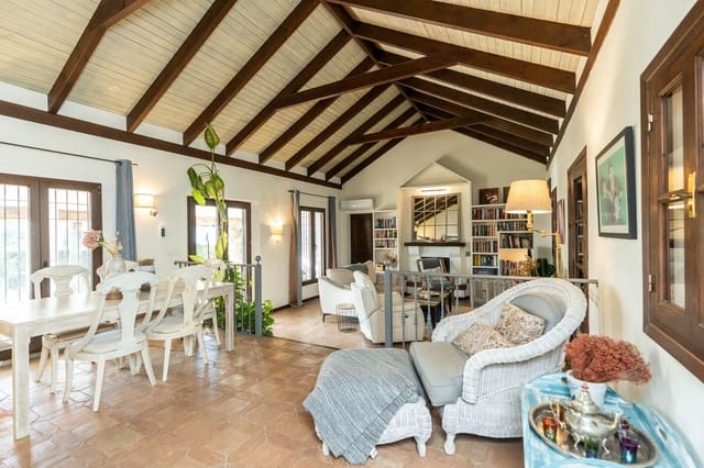 4 slaapkamer Villa te koop in Estepona met zwembad - € 1.695.000 (Ref: 9590175)