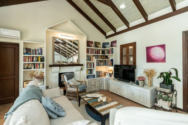 4 slaapkamer Villa te koop in Estepona met zwembad - € 1.695.000 (Ref: 9590175)