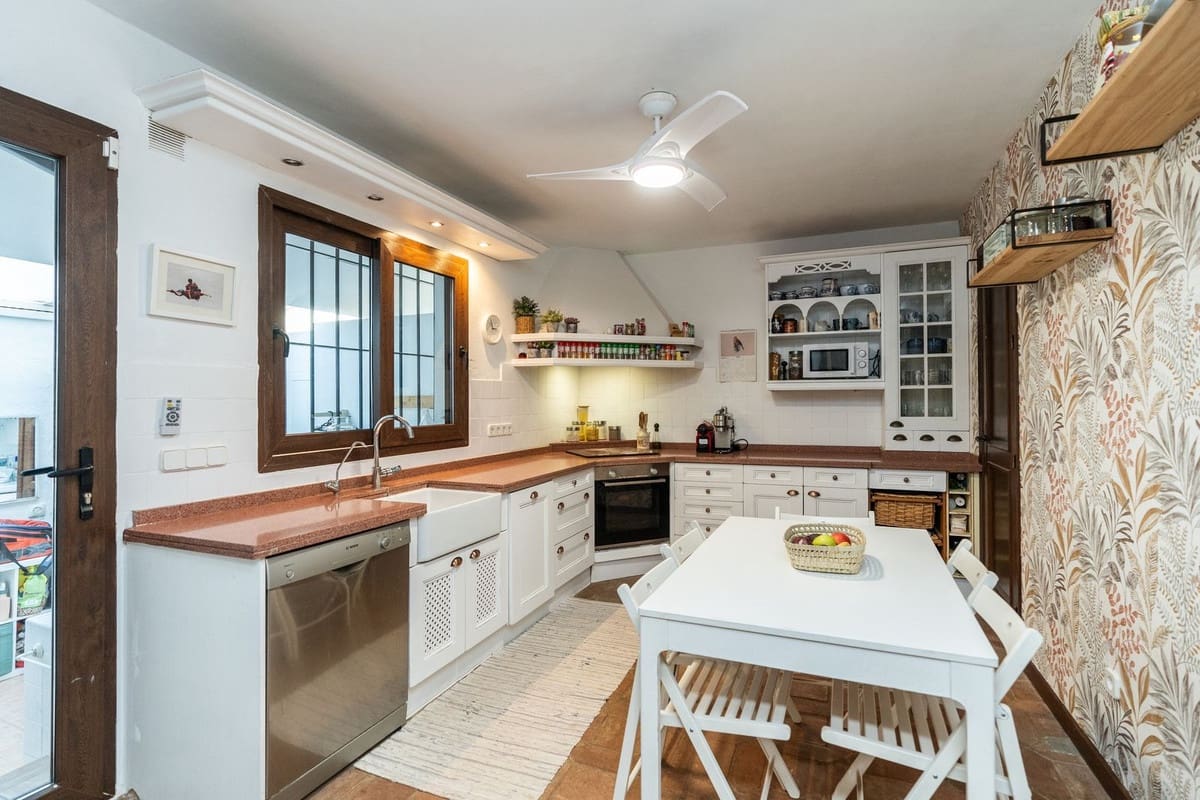 4 slaapkamer Villa te koop in Estepona met zwembad - € 1.695.000 (Ref: 9590175)