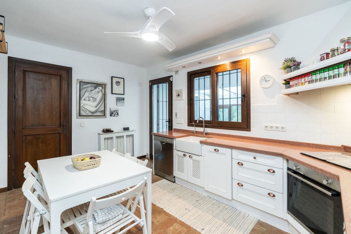 4 slaapkamer Villa te koop in Estepona met zwembad - € 1.695.000 (Ref: 9590175)