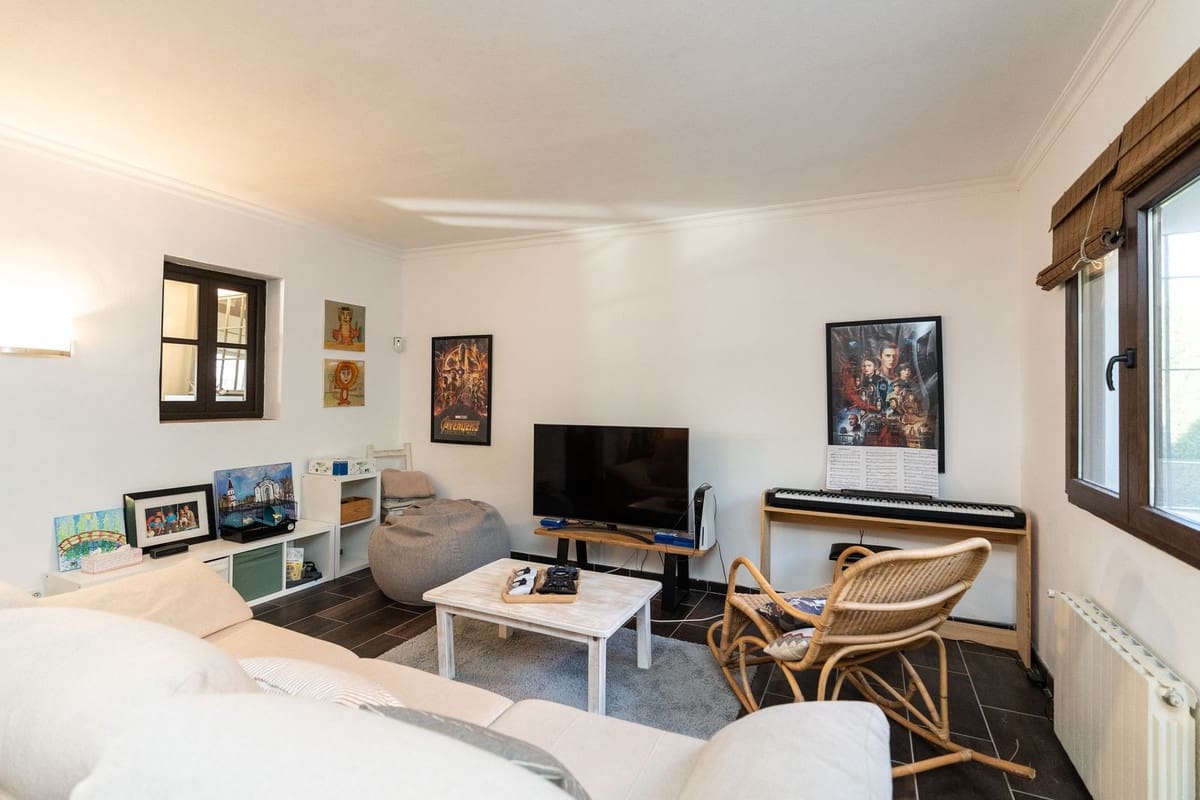 4 slaapkamer Villa te koop in Estepona met zwembad - € 1.695.000 (Ref: 9590175)