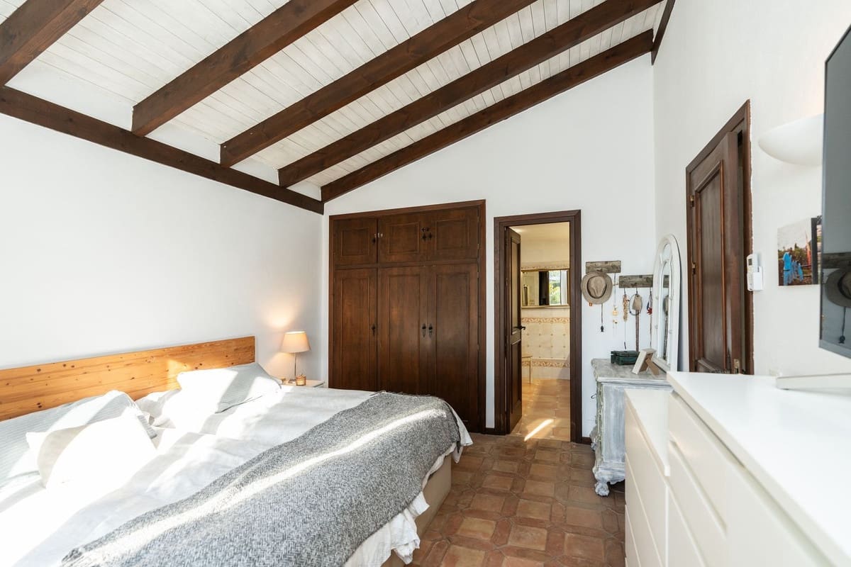 4 slaapkamer Villa te koop in Estepona met zwembad - € 1.695.000 (Ref: 9590175)