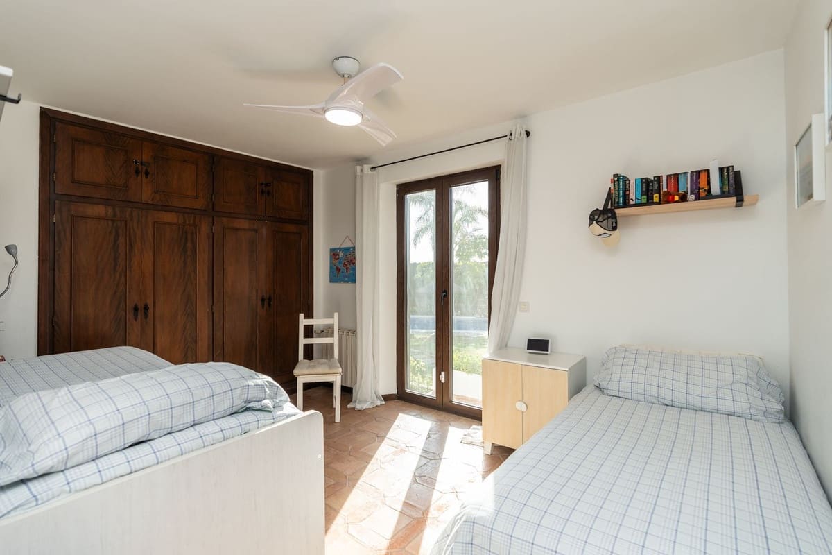 4 slaapkamer Villa te koop in Estepona met zwembad - € 1.695.000 (Ref: 9590175)