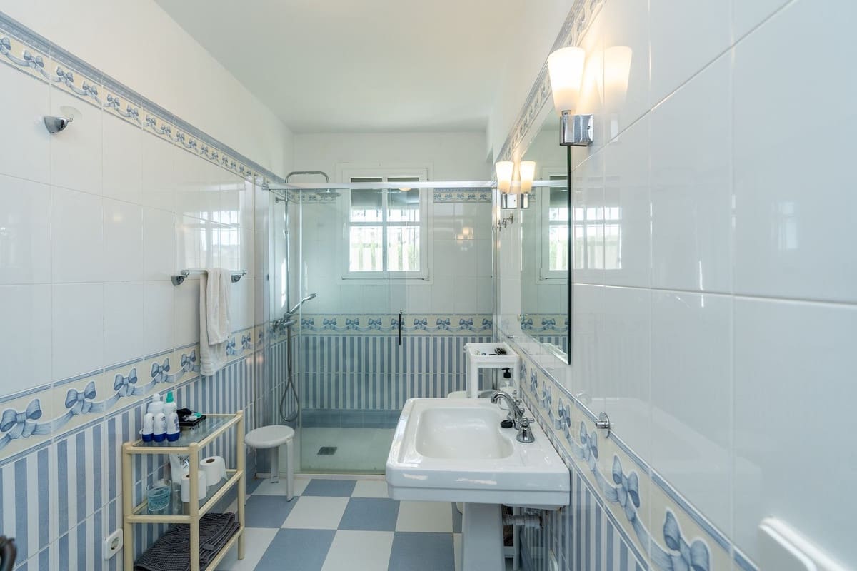 4 slaapkamer Villa te koop in Estepona met zwembad - € 1.695.000 (Ref: 9590175)