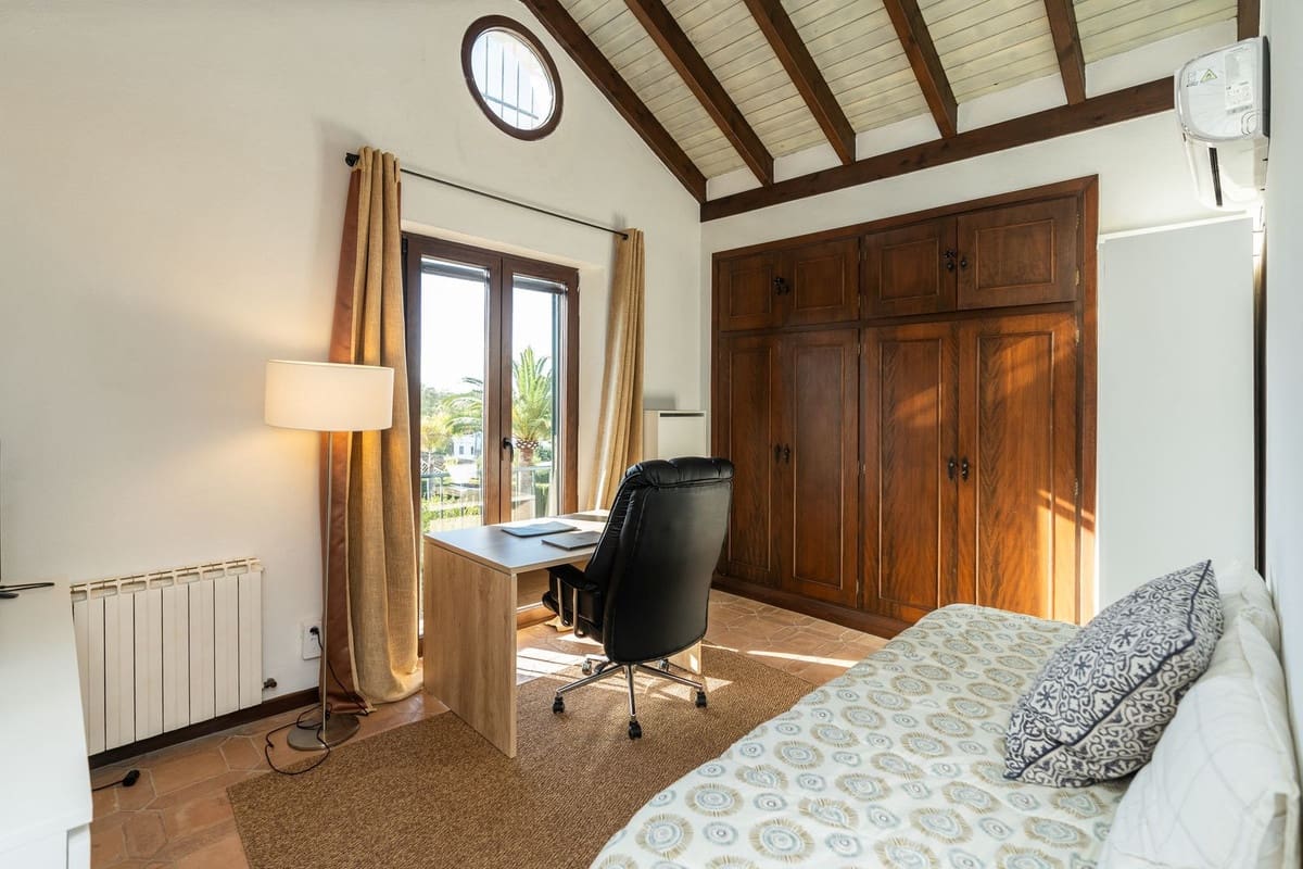 4 slaapkamer Villa te koop in Estepona met zwembad - € 1.695.000 (Ref: 9590175)