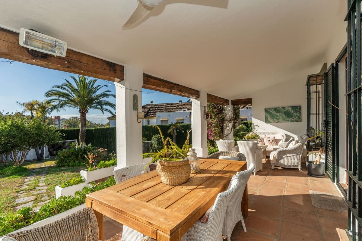 4 slaapkamer Villa te koop in Estepona met zwembad - € 1.695.000 (Ref: 9590175)