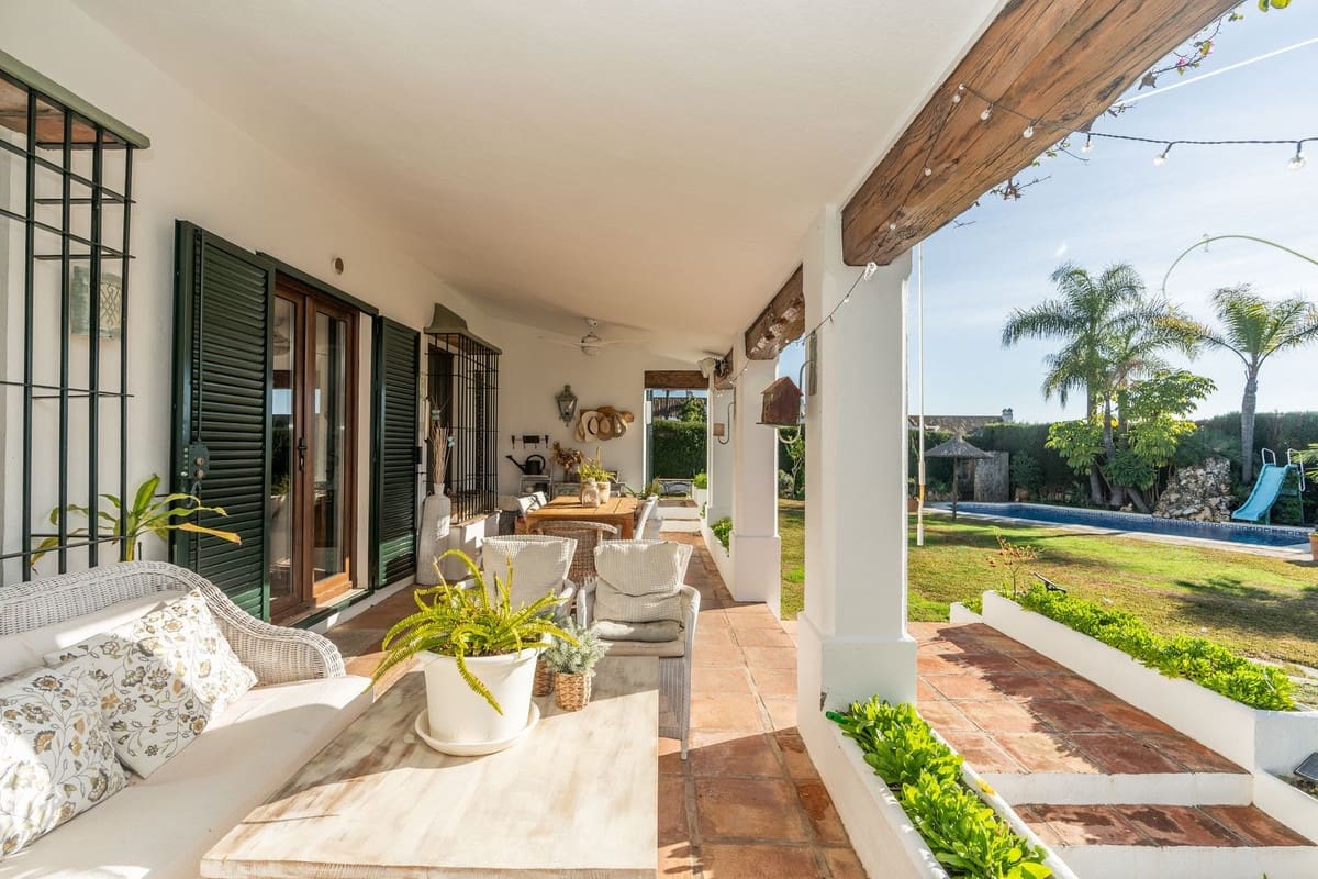 4 slaapkamer Villa te koop in Estepona met zwembad - € 1.695.000 (Ref: 9590175)