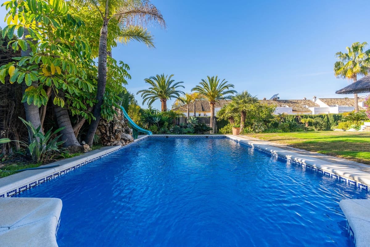 4 slaapkamer Villa te koop in Estepona met zwembad - € 1.695.000 (Ref: 9590175)