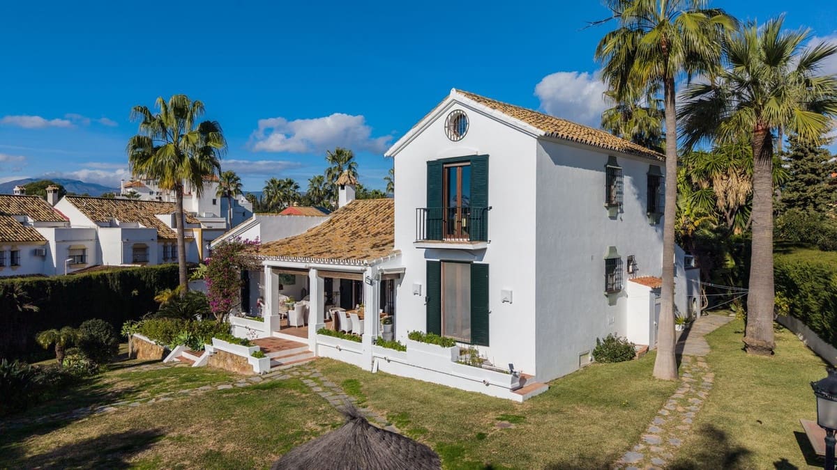 4 slaapkamer Villa te koop in Estepona met zwembad - € 1.695.000 (Ref: 9590175)