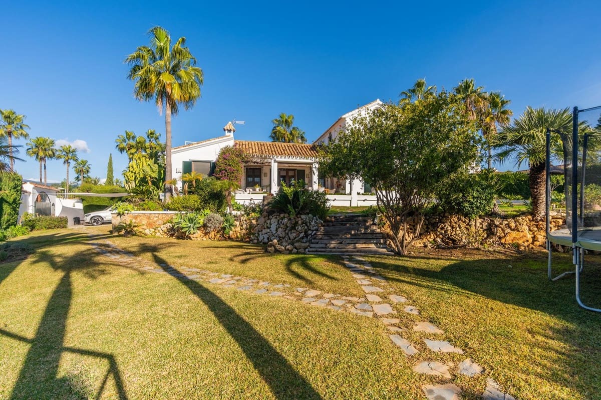 4 slaapkamer Villa te koop in Estepona met zwembad - € 1.695.000 (Ref: 9590175)