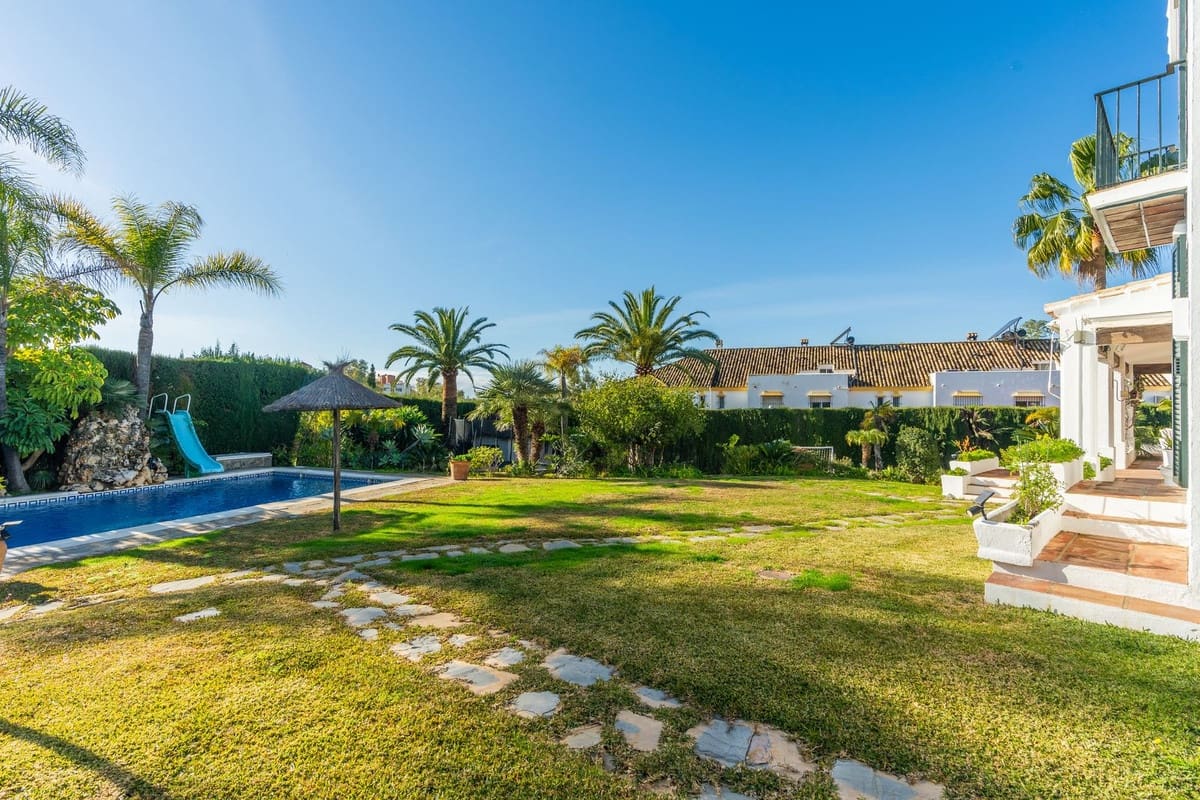 4 slaapkamer Villa te koop in Estepona met zwembad - € 1.695.000 (Ref: 9590175)