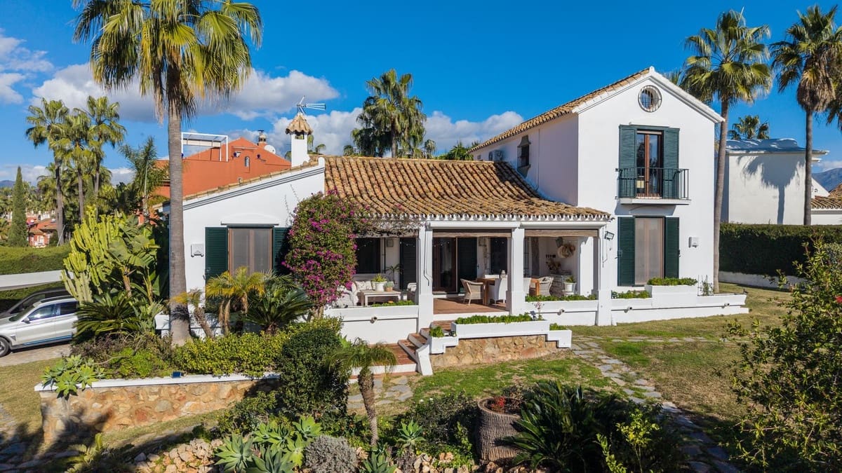 4 slaapkamer Villa te koop in Estepona met zwembad - € 1.695.000 (Ref: 9590175)