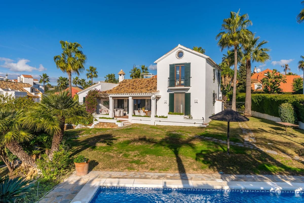 4 slaapkamer Villa te koop in Estepona met zwembad - € 1.695.000 (Ref: 9590175)