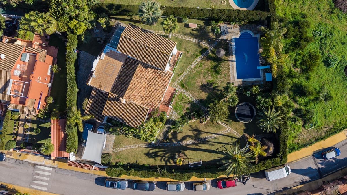 4 slaapkamer Villa te koop in Estepona met zwembad - € 1.695.000 (Ref: 9590175)