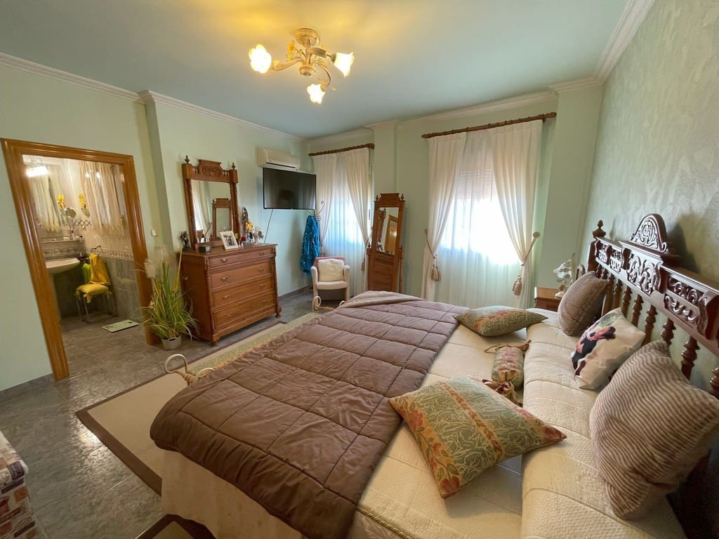 4 bedroom Townhouse for sale in La Union with garage - € 370,000 (Ref: 9590234)