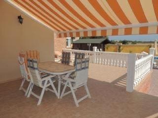 3 soveværelse Villa til salg i Catral med swimmingpool - € 390.000 (Ref: 9590548)