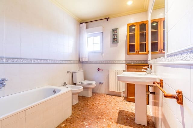 7 bedroom Villa for sale in Yecla with pool - € 600,000 (Ref: 9590922)