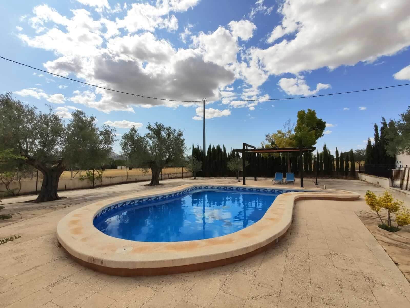 5 soveværelse Villa til salg i Yecla med swimmingpool garage - € 360.000 (Ref: 9600011)