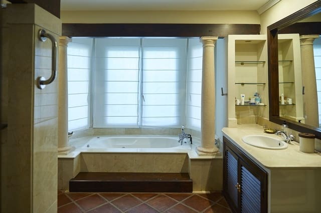 5 bedroom Villa for sale in Golden Mile, Marbella with pool - € 3,200,000 (Ref: 9600076)