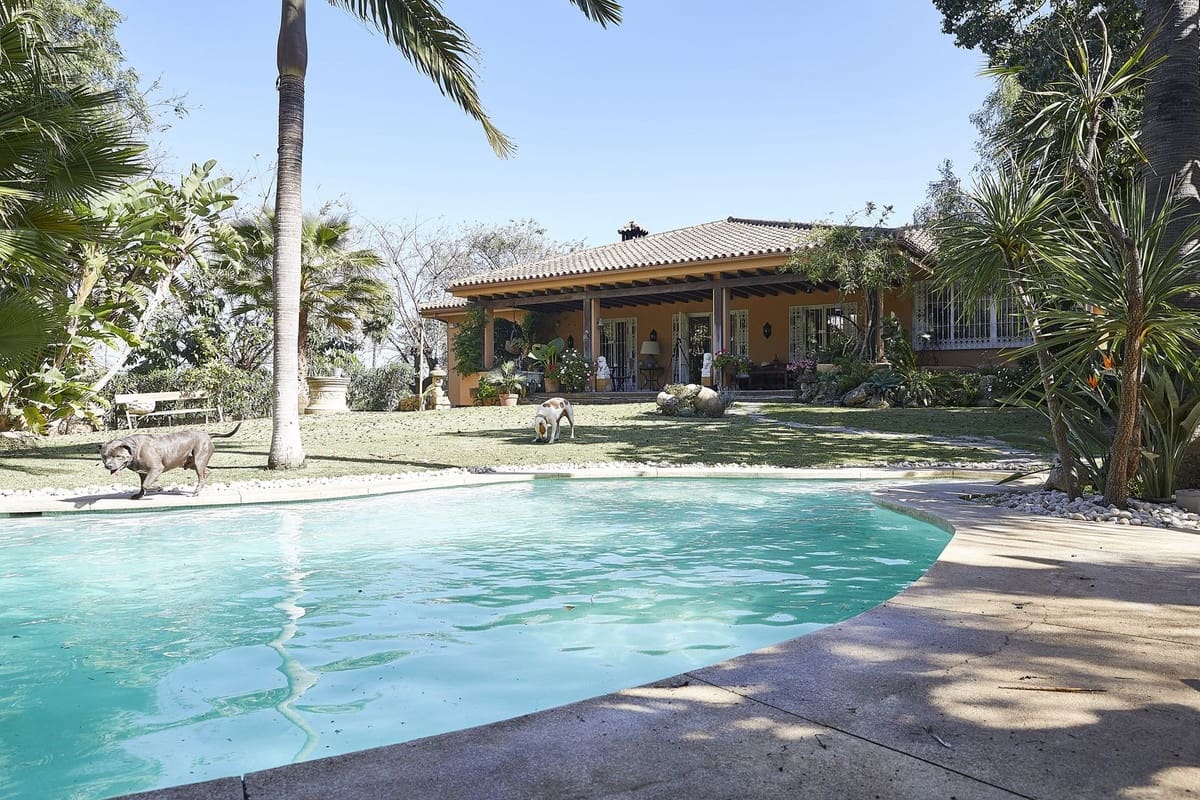 5 bedroom Villa for sale in Golden Mile with pool - € 3,200,000 (Ref: 9600076)