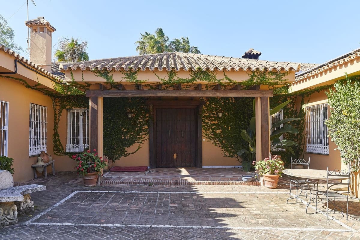 5 bedroom Villa for sale in Golden Mile with pool - € 3,200,000 (Ref: 9600076)