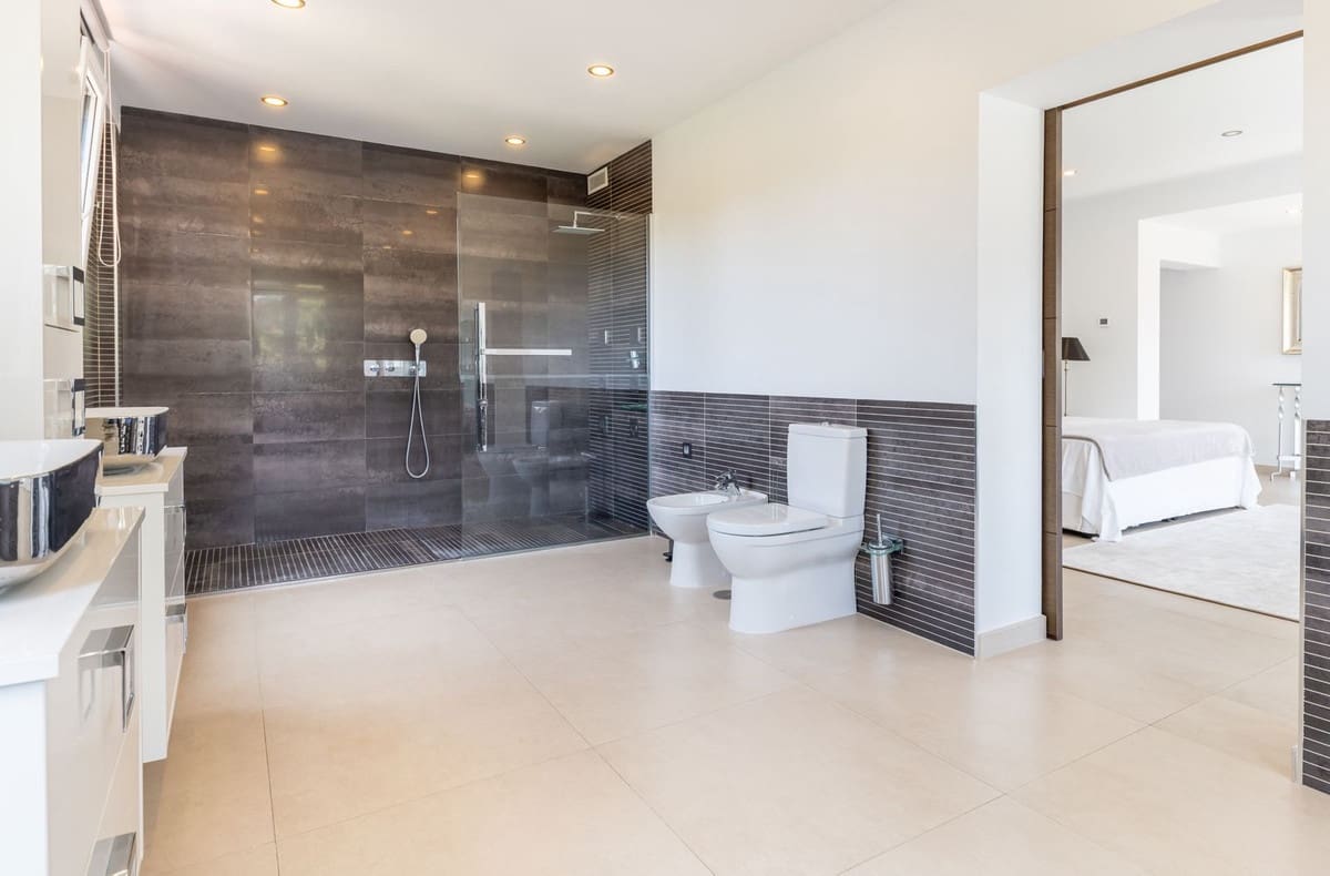 8 bedroom Villa for sale in San Pedro de Alcantara with pool - € 3,000,000 (Ref: 9602341)