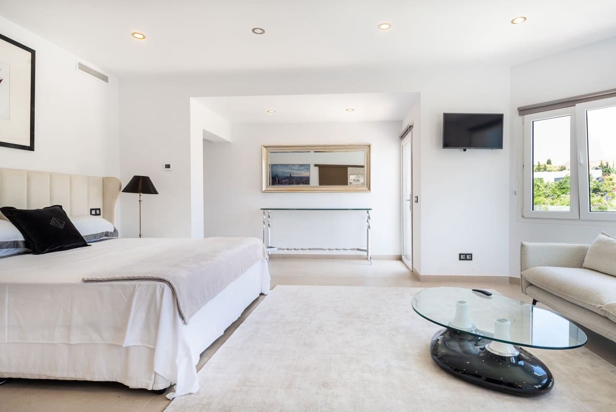 8 bedroom Villa for sale in San Pedro de Alcantara with pool - € 3,000,000 (Ref: 9602341)