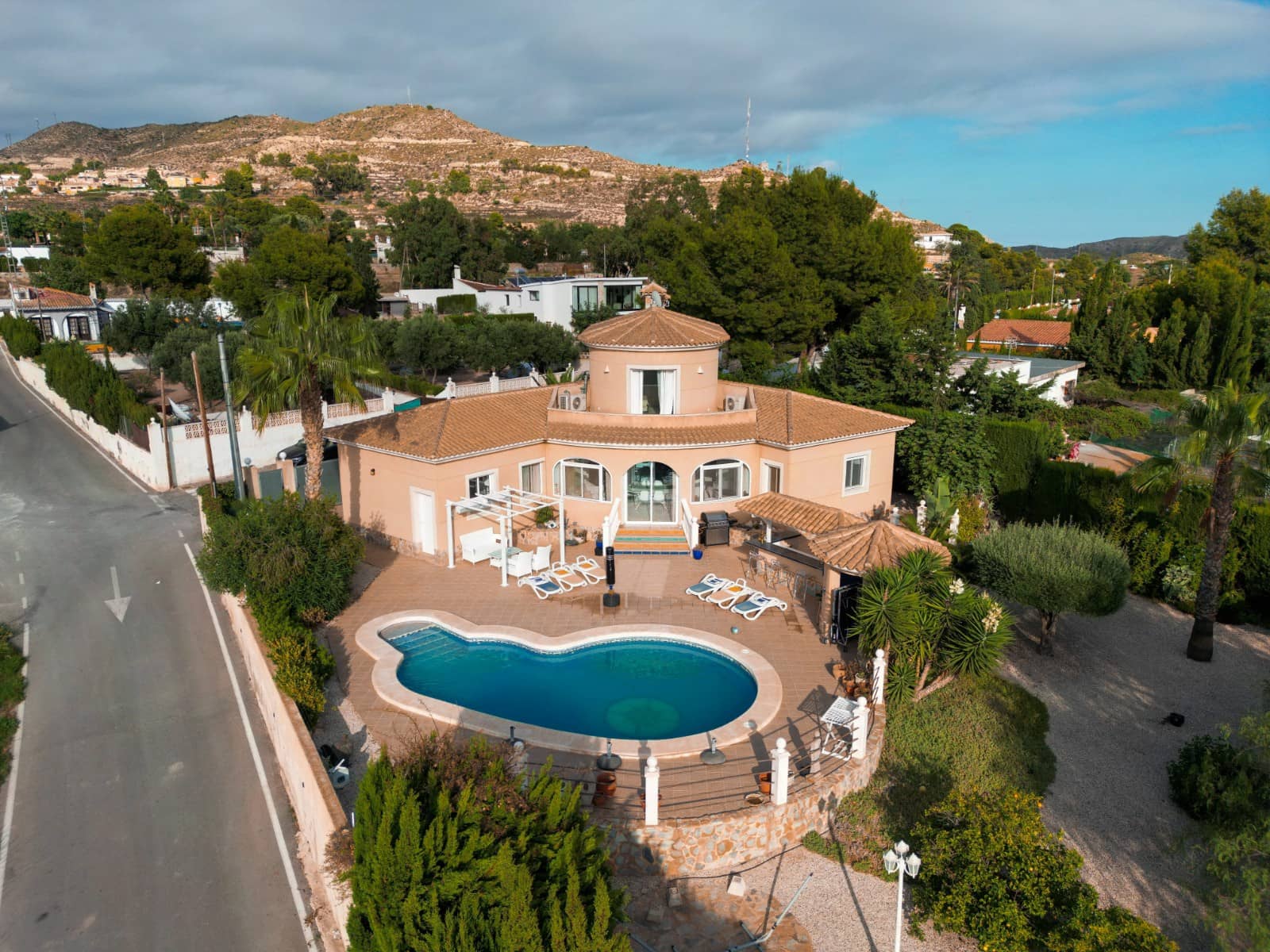 3 bedroom Villa for sale in Busot with pool garage - € 595,000 (Ref: 9614254)